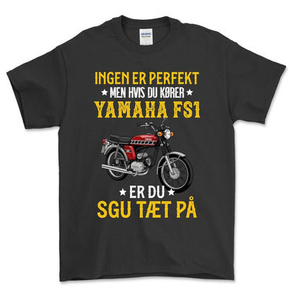 Yamaha Fs1 Ingen Er Perfekt Men Hvis Du Kører Yamaha Fs1 Er Du Sgu Tæt På Unisex T-Shirt , Bomuld-Beklædning-Yamaha-Sort-S-Forside-Garage Culture Shop- garage - man cave - merchandise