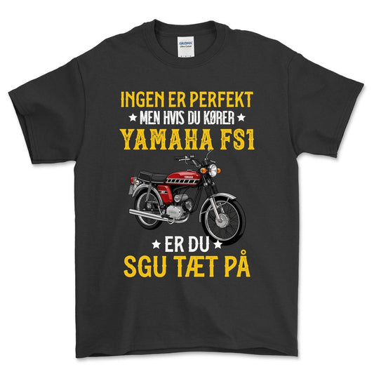 Yamaha Fs1 Ingen Er Perfekt Men Hvis Du Kører Yamaha Fs1 Er Du Sgu Tæt På Unisex T-Shirt , Bomuld-Beklædning-Yamaha-Sort-S-Forside-Garage Culture Shop- garage - man cave - merchandise