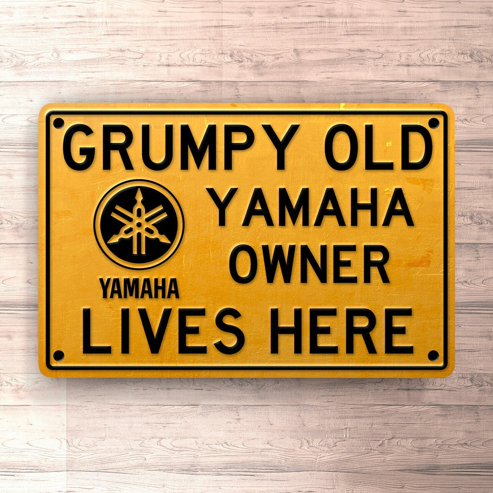 Yamaha Grumpy Old Yamaha Owner Lives Here Skilte, Musemåtte, Dørmåtte-Skilte-Yamaha-Garage Culture Shop- garage - man cave - merchandise