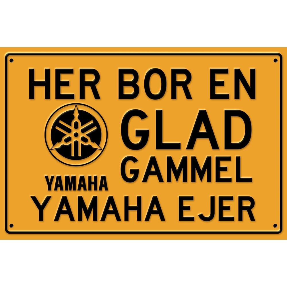 Yamaha Her Bor En Glad Gammel Yamaha Ejer Skilte, Musemåtte, Dørmåtte-Skilte-Yamaha-Garage Culture Shop- garage - man cave - merchandise