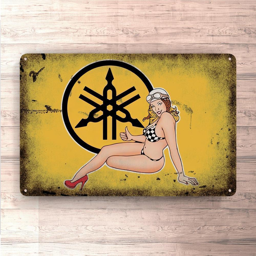 Yamaha Pin-Up Vintage Skilte, Musemåtte, Dørmåtte-Skilte-Yamaha-Garage Culture Shop- garage - man cave - merchandise