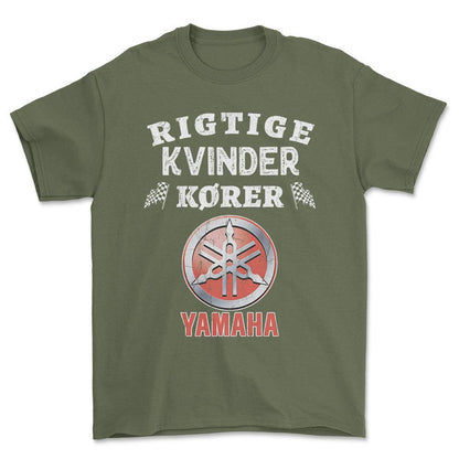 Yamaha Rigtige Kvinder Kører - Unisex T-Shirt , Bomuld-Beklædning-Yamaha-Grøn Militær-S-Forside-Garage Culture Shop- garage - man cave - merchandise