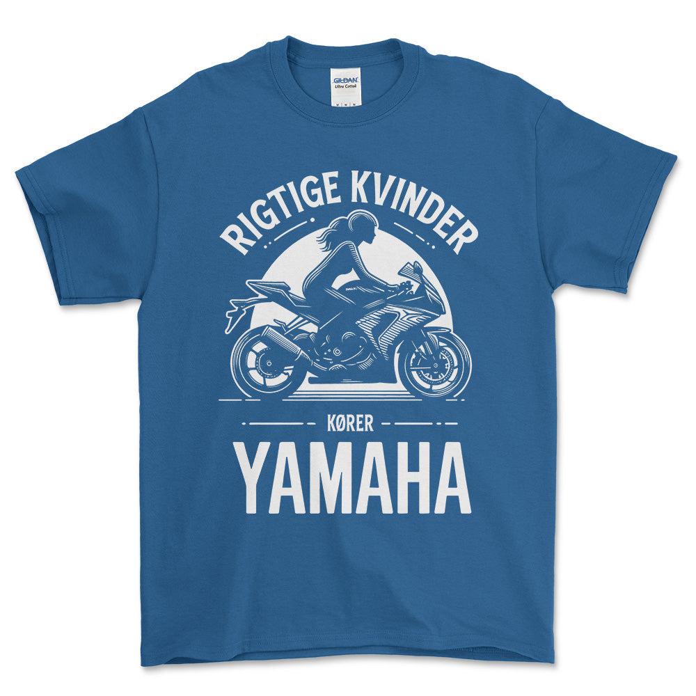 Yamaha Rigtige Kvinder Kører Yamaha - Unisex T-Shirt , Bomuld-Beklædning-Yamaha-Blå Royal-S-Forside-Garage Culture Shop- garage - man cave - merchandise