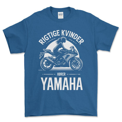 Yamaha Rigtige Kvinder Kører Yamaha - Unisex T-Shirt , Bomuld-Beklædning-Yamaha-Blå Royal-S-Forside-Garage Culture Shop- garage - man cave - merchandise