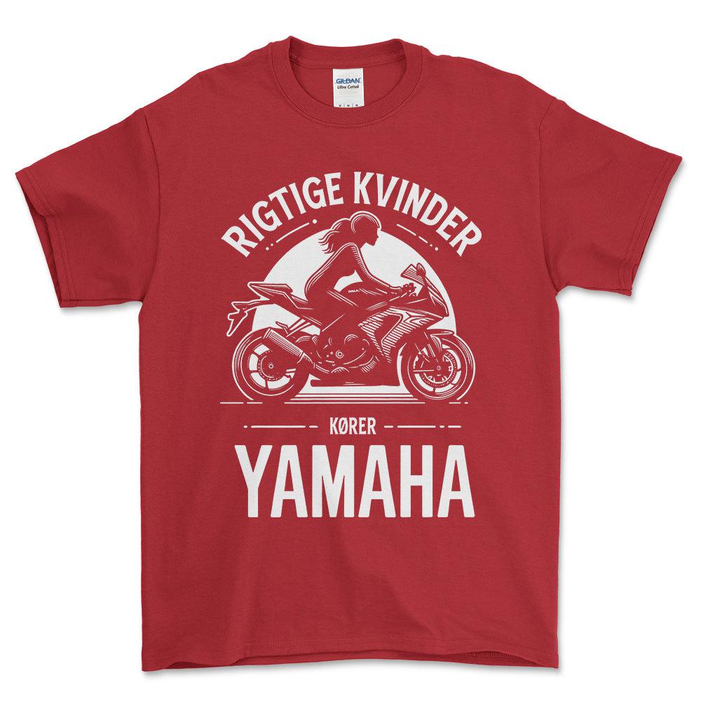 Yamaha Rigtige Kvinder Kører Yamaha - Unisex T-Shirt , Bomuld-Beklædning-Yamaha-Rød-S-Forside-Garage Culture Shop- garage - man cave - merchandise