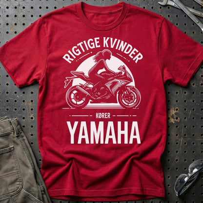 Yamaha Rigtige Kvinder Kører Yamaha - Unisex T-Shirt , Bomuld-Beklædning-Yamaha-Rød-S-Garage Culture Shop- garage - man cave - merchandise