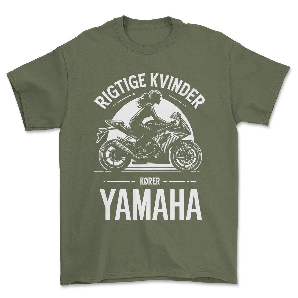 Yamaha Rigtige Kvinder Kører Yamaha - Unisex T-Shirt , Bomuld-Beklædning-Yamaha-Grøn Militær-S-Forside-Garage Culture Shop- garage - man cave - merchandise