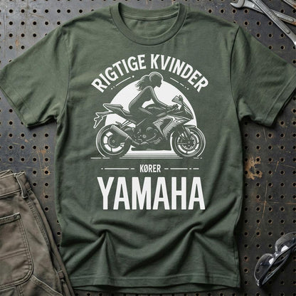 Yamaha Rigtige Kvinder Kører Yamaha - Unisex T-Shirt , Bomuld-Beklædning-Yamaha-Grøn Militær-S-Garage Culture Shop- garage - man cave - merchandise