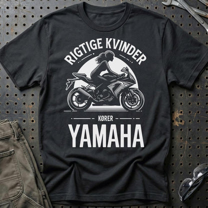 Yamaha Rigtige Kvinder Kører Yamaha - Unisex T-Shirt , Bomuld-Beklædning-Yamaha-Sort-S-Garage Culture Shop- garage - man cave - merchandise