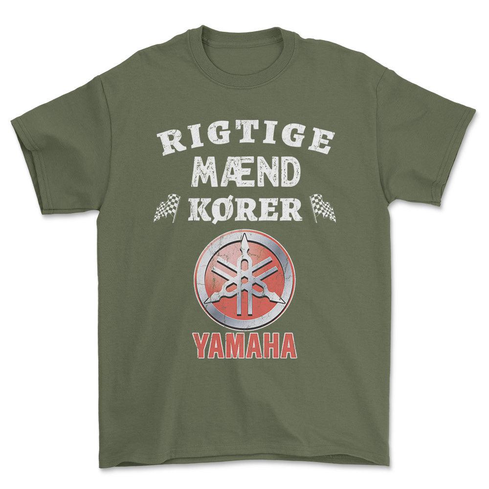 Yamaha Rigtige Mænd Kører - Unisex T-Shirt , Bomuld-Beklædning-Yamaha-Grøn Militær-S-Forside-Garage Culture Shop- garage - man cave - merchandise