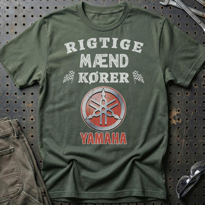 Yamaha Rigtige Mænd Kører - Unisex T-Shirt , Bomuld-Beklædning-Yamaha-Grøn Militær-S-Garage Culture Shop- garage - man cave - merchandise