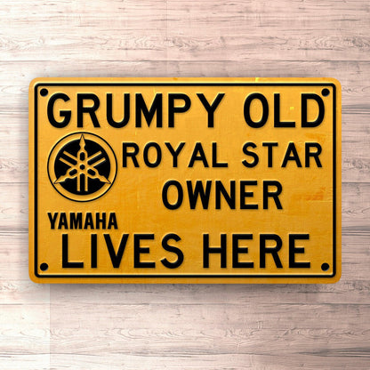 Yamaha Royal Star Grumpy Old Yamaha Royal Star Owner Lives Here Skilte, Musemåtte, Dørmåtte , Plakat-Skilte-Yamaha-Garage Culture Shop- garage - man cave - merchandise