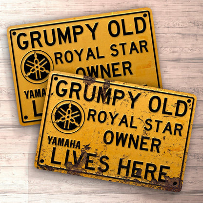 Yamaha Royal Star Grumpy Old Yamaha Royal Star Owner Lives Here Skilte, Musemåtte, Dørmåtte , Plakat-Skilte-Yamaha-Garage Culture Shop- garage - man cave - merchandise