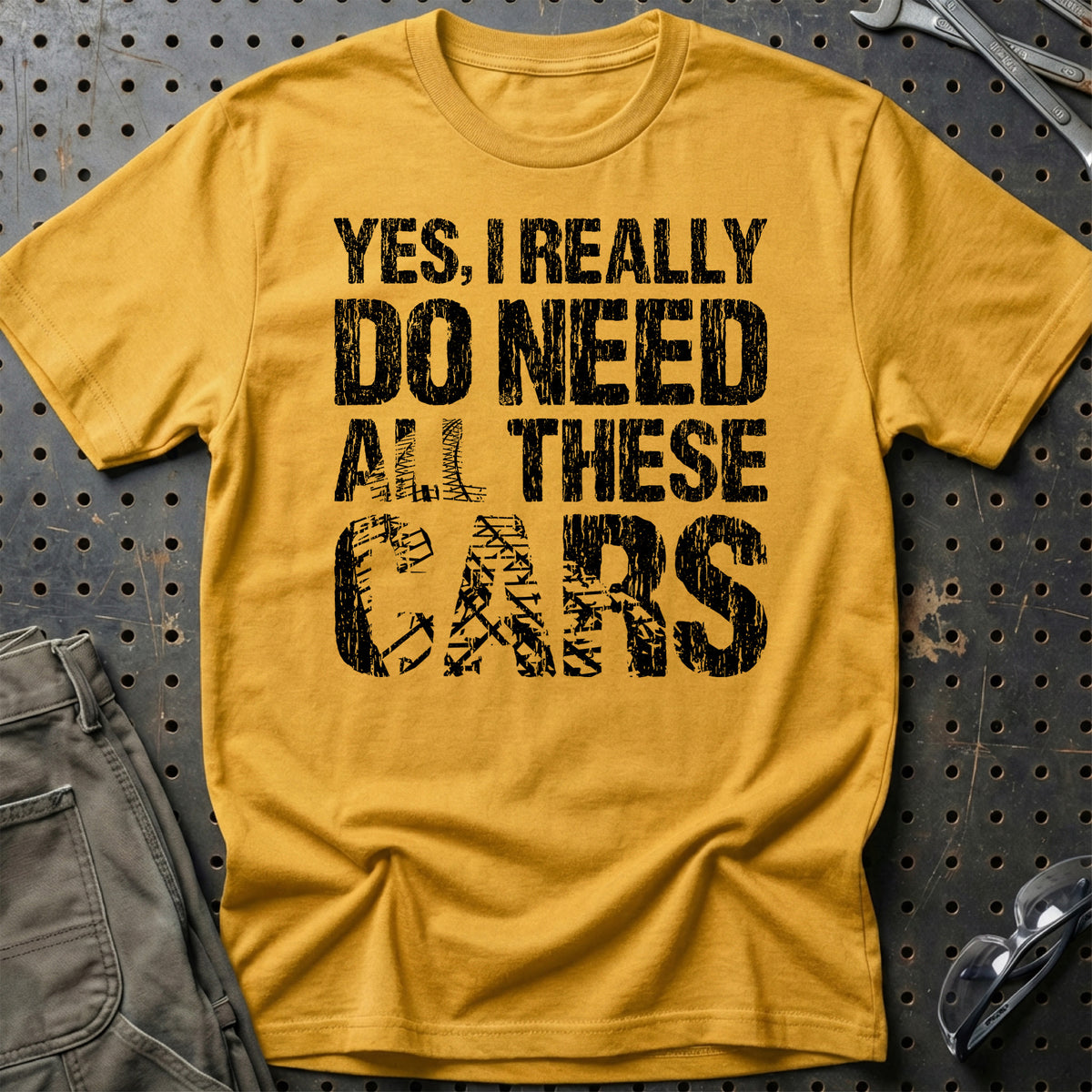 
Yes I Really Need All These Cars T-Shirt – Guld