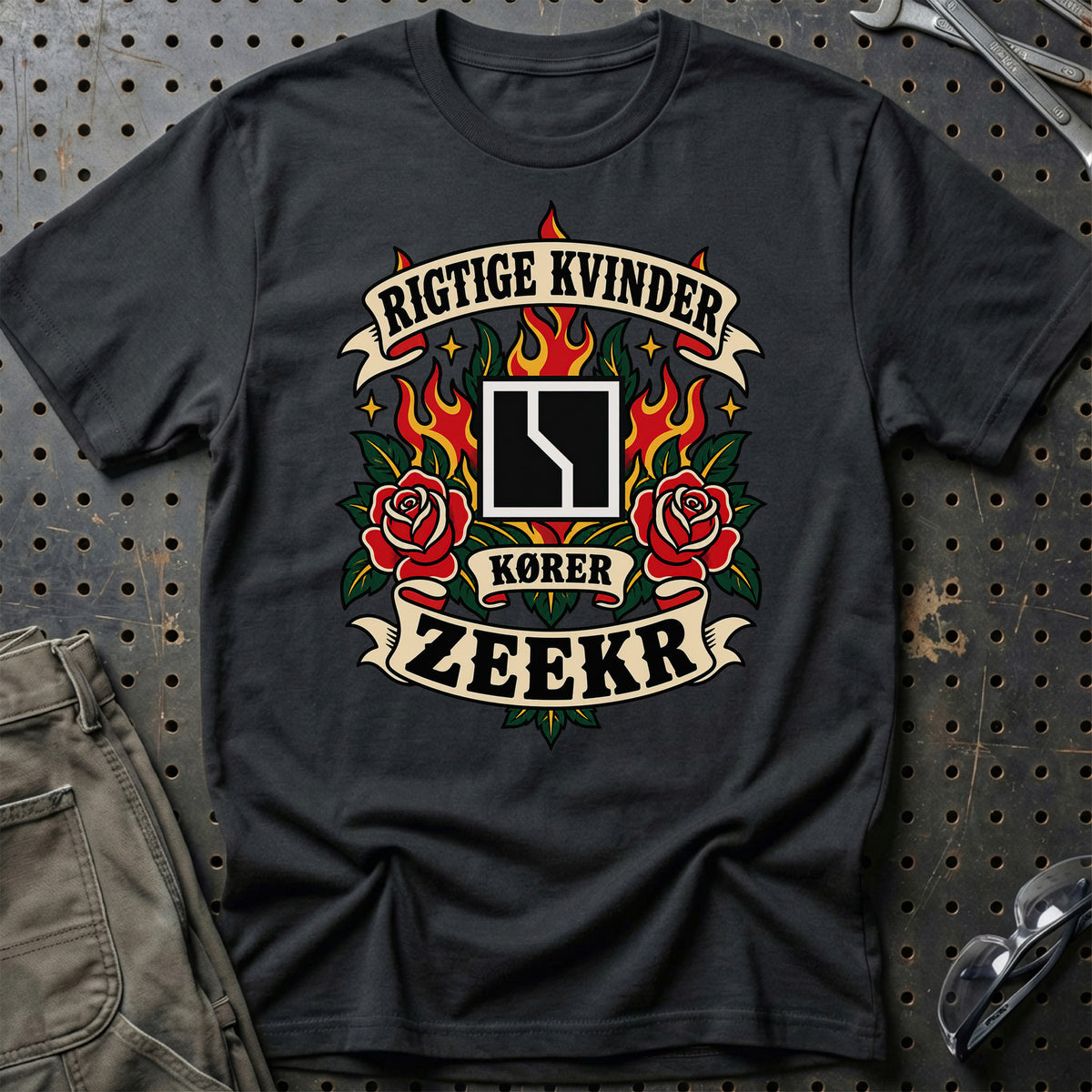 Zeekr Rigtige Kvinder Kører – Roser og Flammer T-Shirt – Sort
