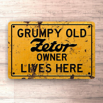 Zetor Grumpy Old Owner Lives Here Skilte, Musemåtte, Dørmåtte-Skilte-Zetor-Garage Culture Shop- garage - man cave - merchandise