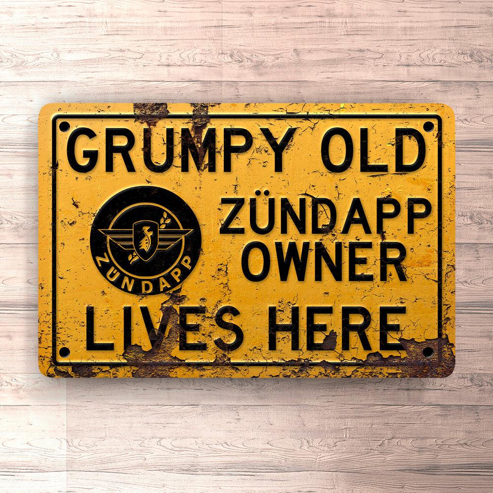 Zündapp Grumpy Old Zündapp Owner Lives Here Skilte, Musemåtte, Dørmåtte-Skilte-Zündapp-Garage Culture Shop- garage - man cave - merchandise