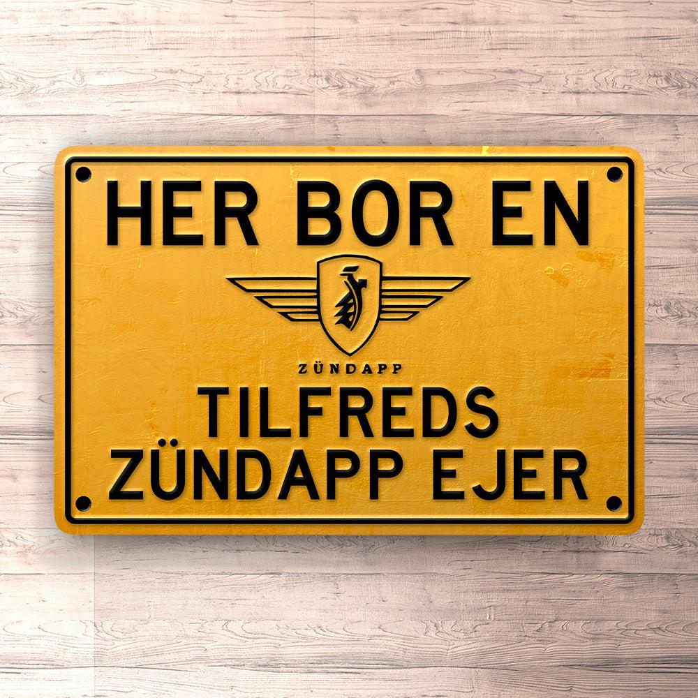 Zundapp Her Bor En Flink Zundapp Ejer Skilte, Musemåtte, Dørmåtte , Plakat-Skilte-Zündapp-Garage Culture Shop- garage - man cave - merchandise