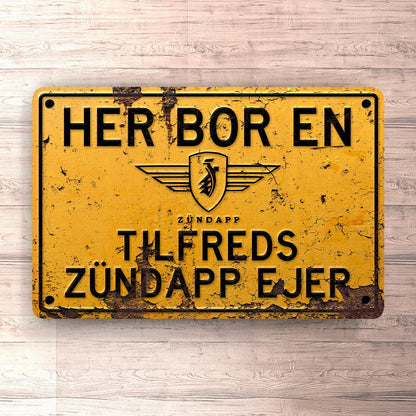 Zundapp Her Bor En Flink Zundapp Ejer Skilte, Musemåtte, Dørmåtte , Plakat-Skilte-Zündapp-Garage Culture Shop- garage - man cave - merchandise
