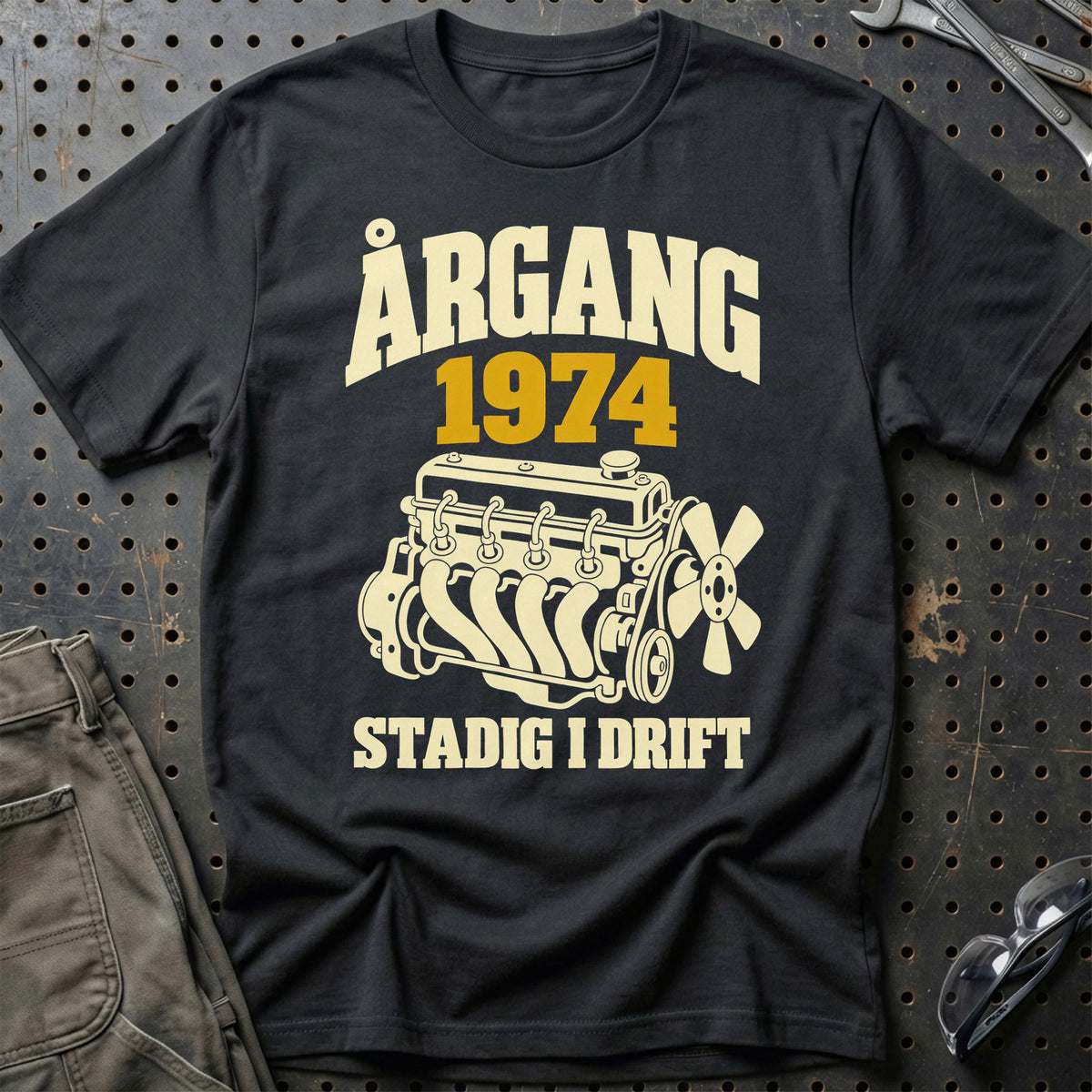 Årgang 1974 stadig i drift T-Shirt – Sort