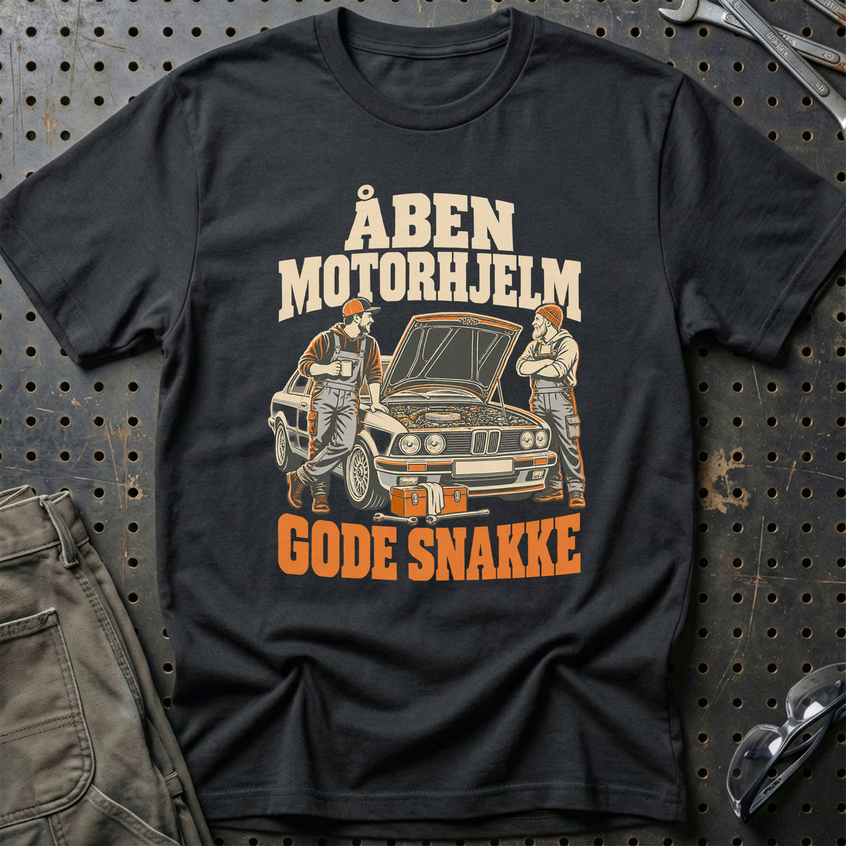 
Åben motorhjelm – Gode snakke – Unisex T-Shirt – Sort
