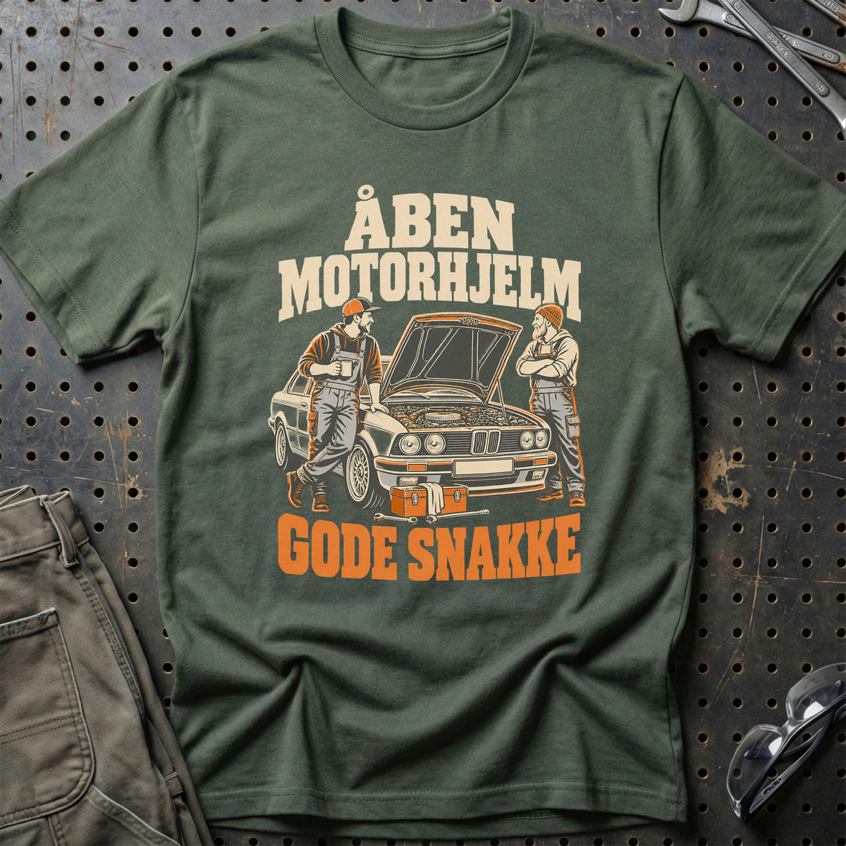 
Åben motorhjelm – Gode snakke – Unisex T-Shirt – Grøn Militær