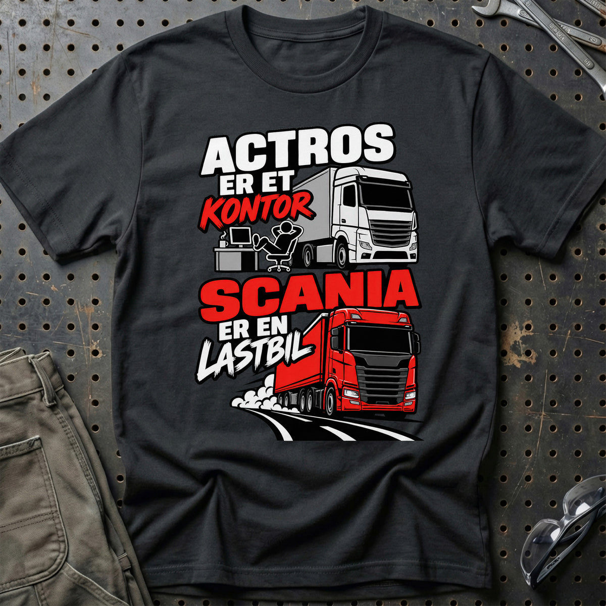 Actros Er Et Kontor – Scania Er En Lastbil T-Shirt – Sort