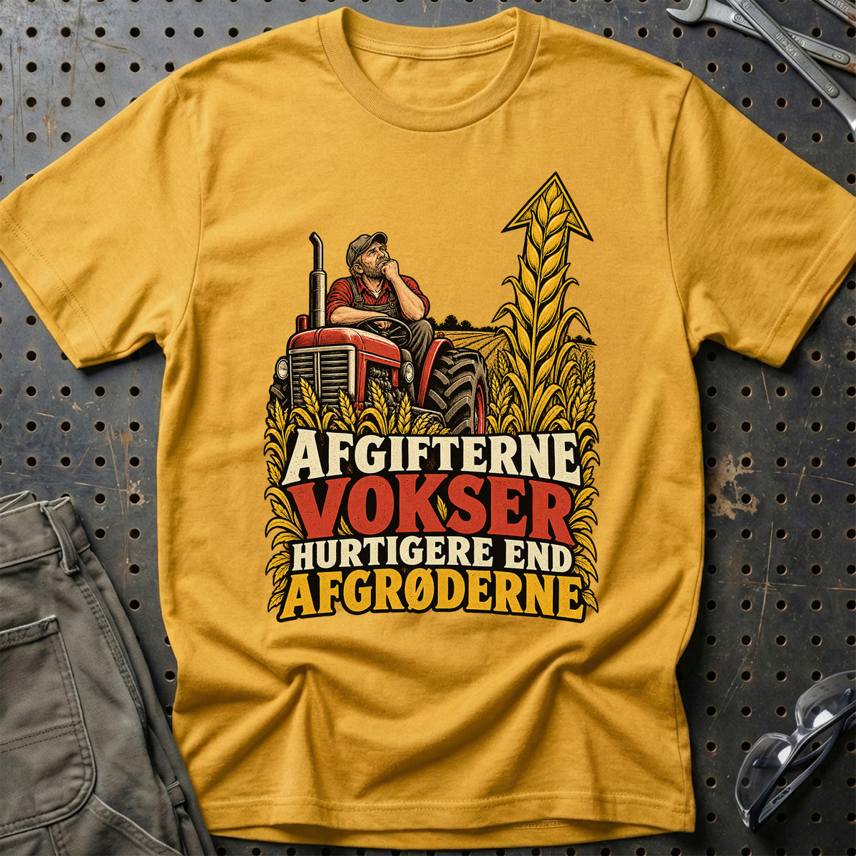 
Afgifterne vokser hurtigere end afgrøderne – Illustration – Unisex T-Shirt – Guld