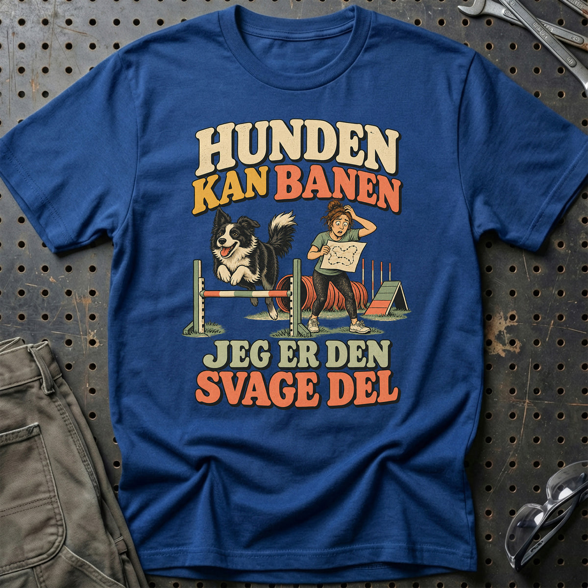 
Agilityentusiast – Hunden kan banen jeg er den svage del – Unisex T-Shirt med tryk foran, farve: Blå Royal