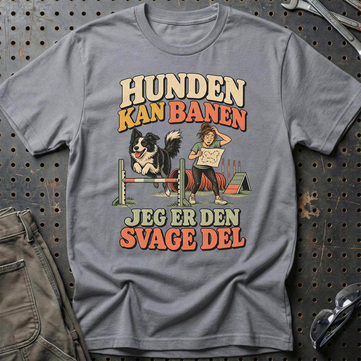 
Agilityentusiast – Hunden kan banen jeg er den svage del – Unisex T-Shirt med tryk foran, farve: Grå Sport