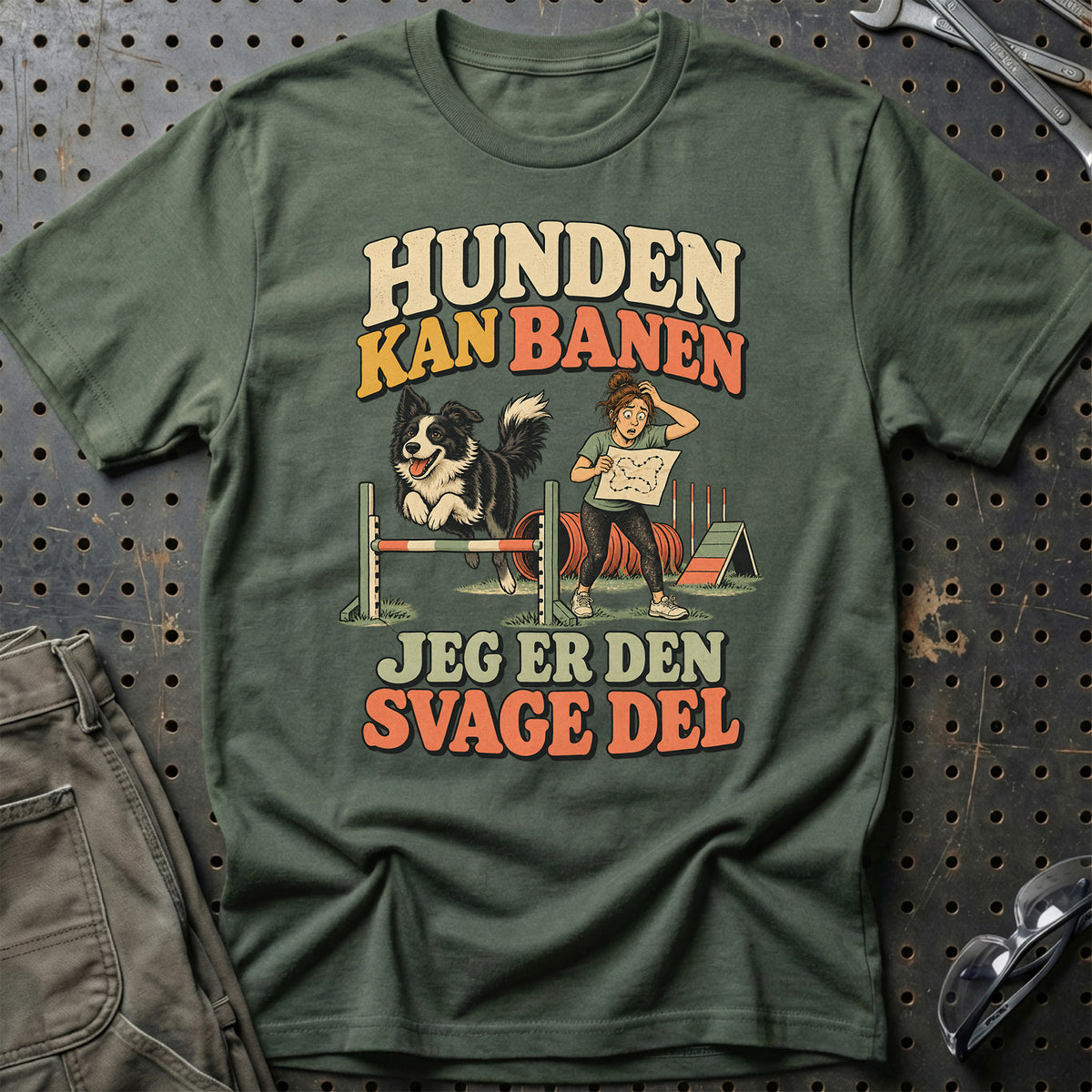 
Agilityentusiast – Hunden kan banen jeg er den svage del – Unisex T-Shirt med tryk foran, farve: Grøn Militær