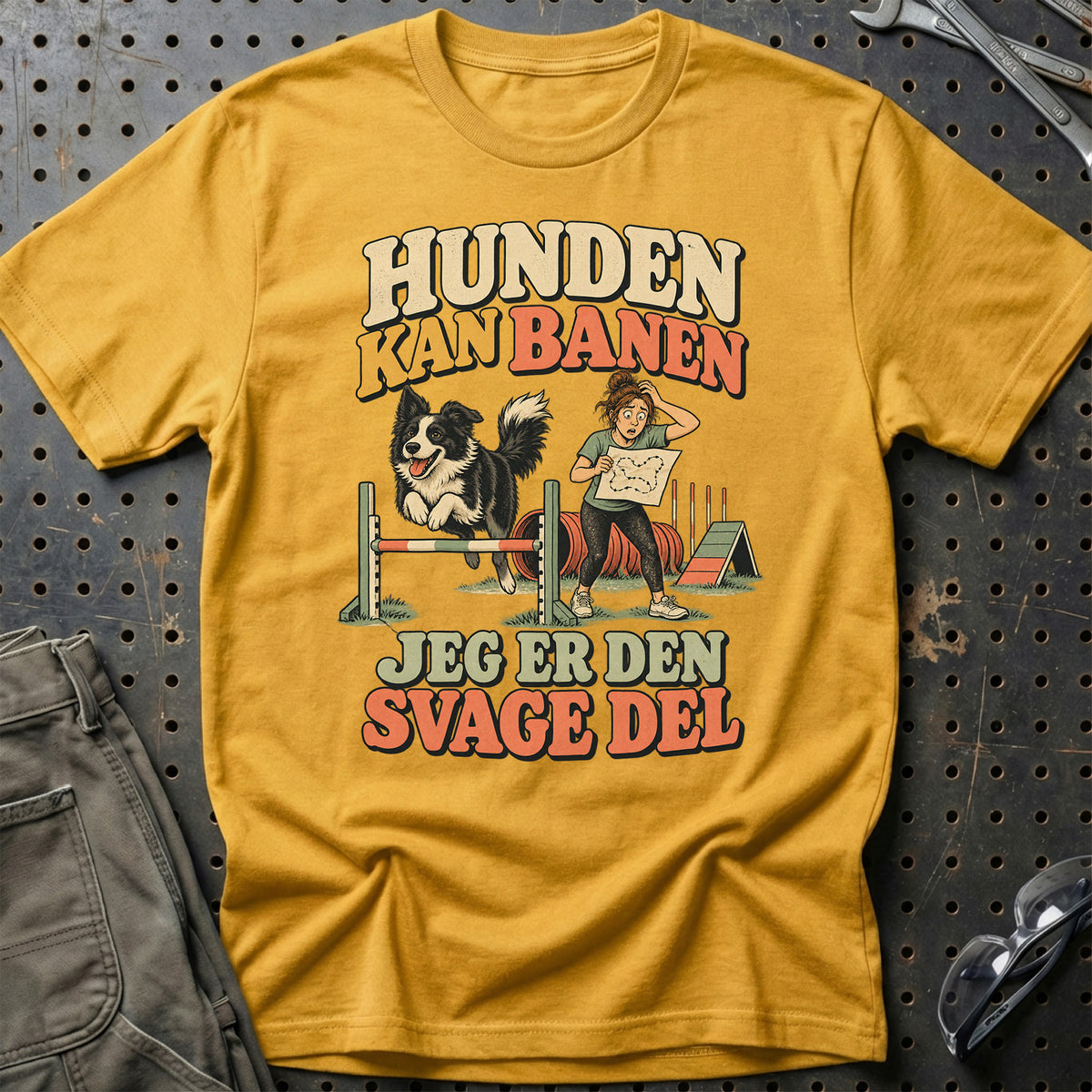 
Agilityentusiast – Hunden kan banen jeg er den svage del – Unisex T-Shirt med tryk foran, farve: Guld
