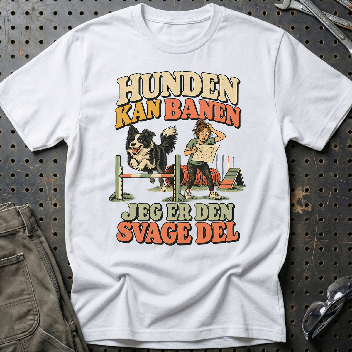 
Agilityentusiast – Hunden kan banen jeg er den svage del – Unisex T-Shirt med tryk foran, farve: Hvid