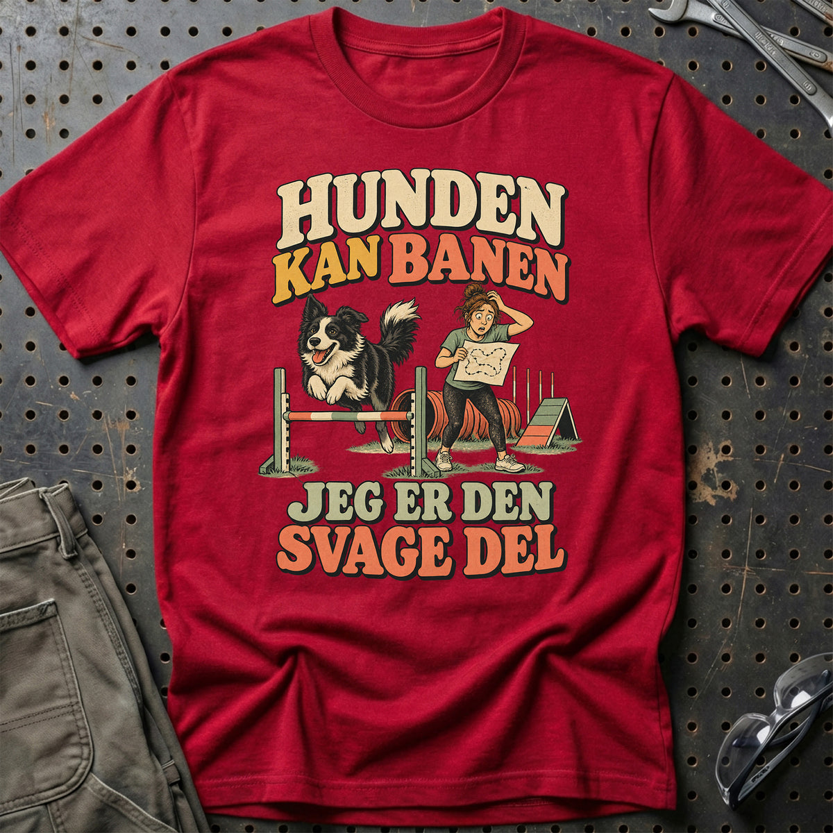 
Agilityentusiast – Hunden kan banen jeg er den svage del – Unisex T-Shirt med tryk foran, farve: Rød