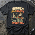 
Agilityentusiast – Hunden kan banen jeg er den svage del – Unisex T-Shirt med tryk foran, farve: Sort