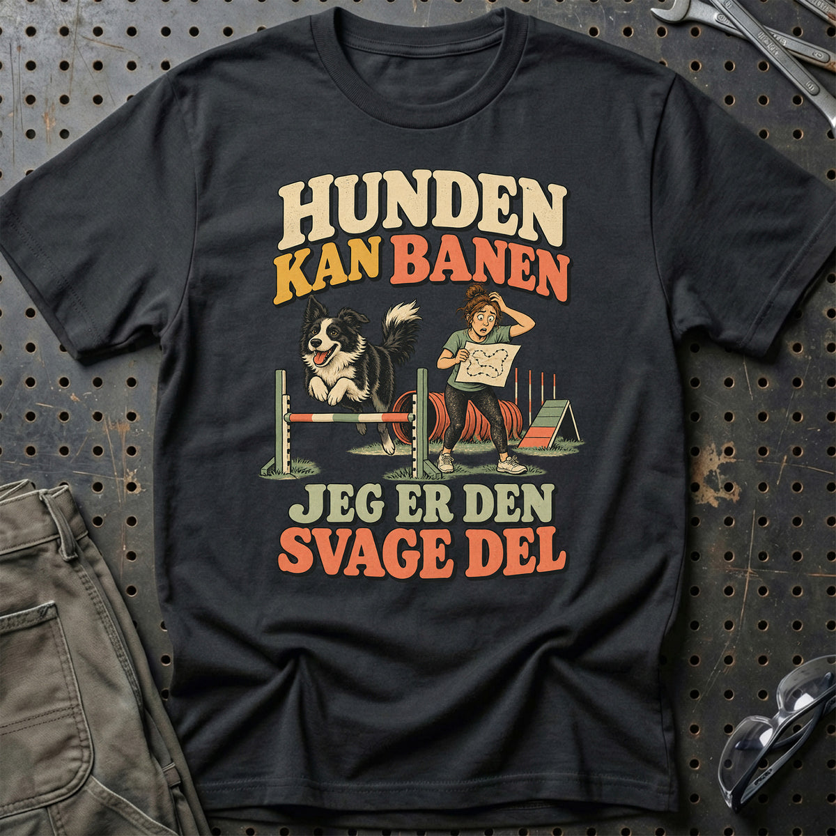 
Agilityentusiast – Hunden kan banen jeg er den svage del – Unisex T-Shirt med tryk foran, farve: Sort