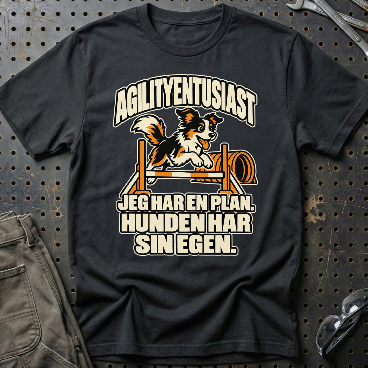 
Agilityentusiast – Jeg har en plan. hunden har sin egen – Unisex T-Shirt – Sort