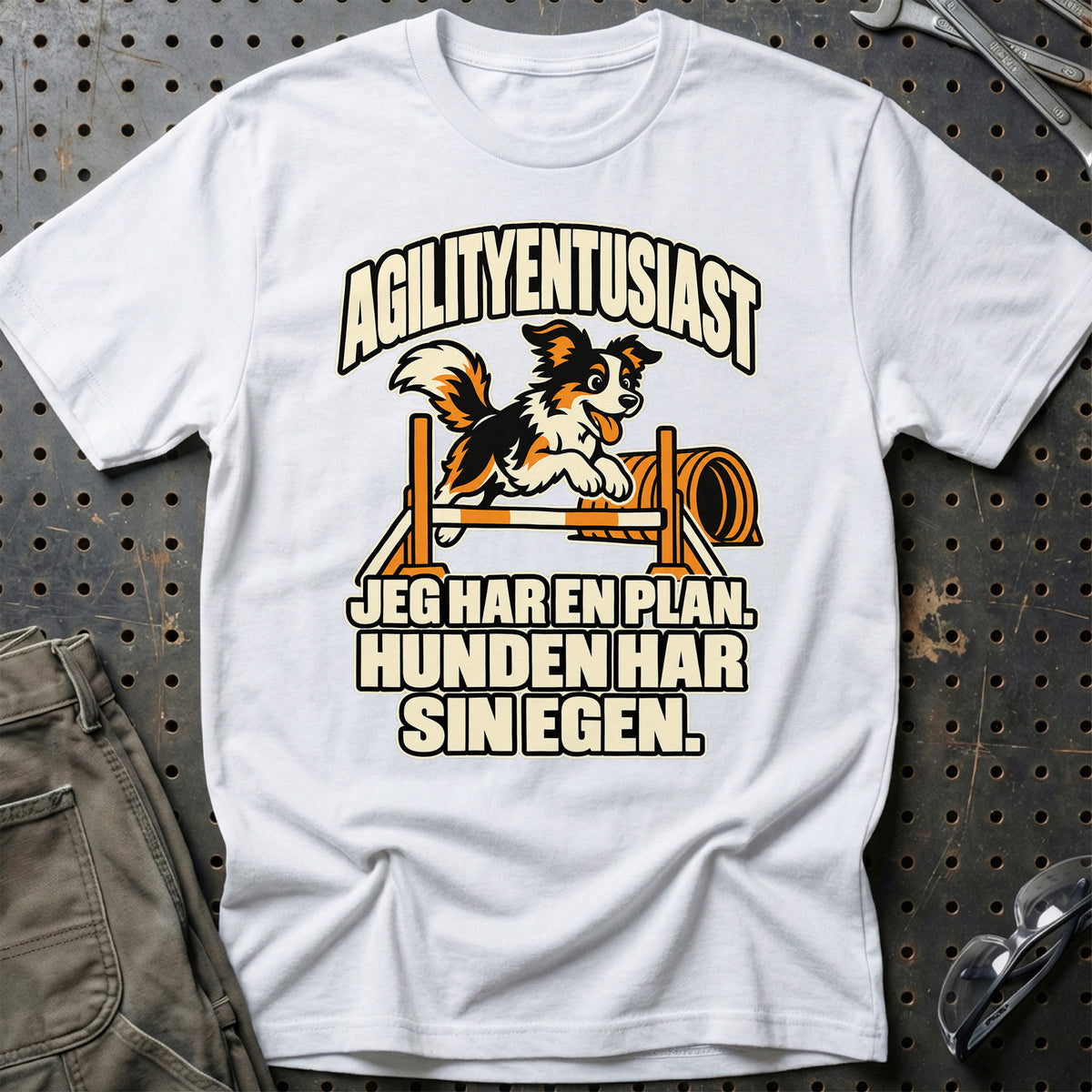 
Agilityentusiast – Jeg har en plan. hunden har sin egen – Unisex T-Shirt – Hvid