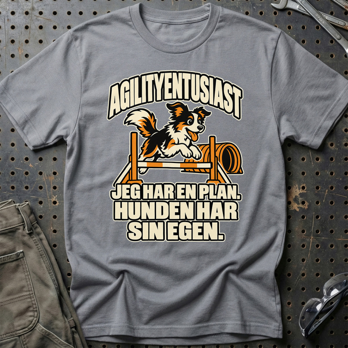 
Agilityentusiast – Jeg har en plan. hunden har sin egen – Unisex T-Shirt – Grå Sport