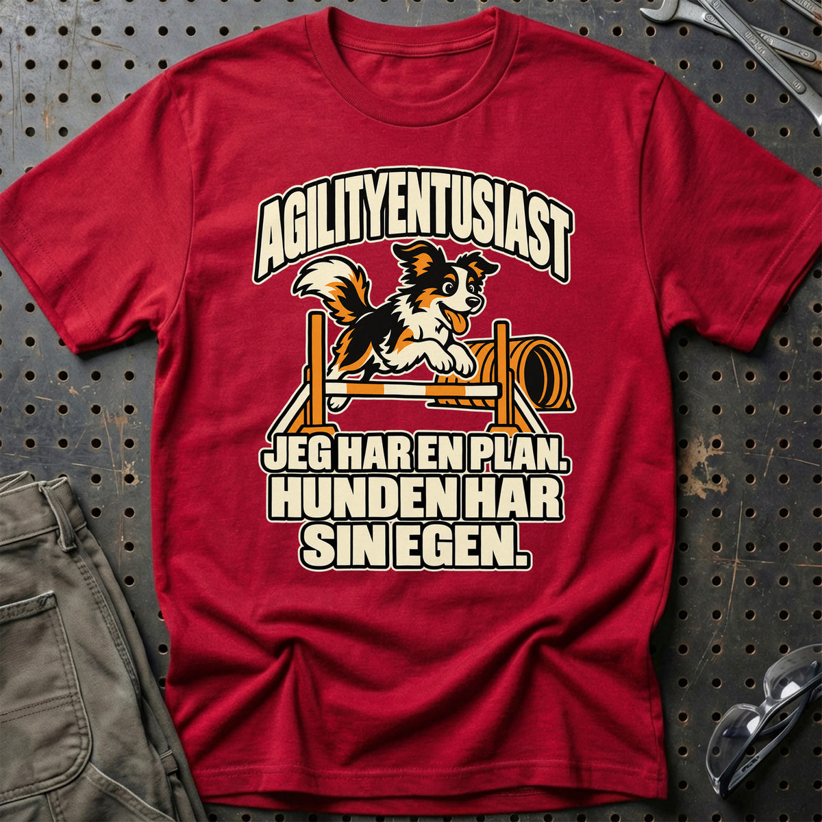 
Agilityentusiast – Jeg har en plan. hunden har sin egen – Unisex T-Shirt – Rød
