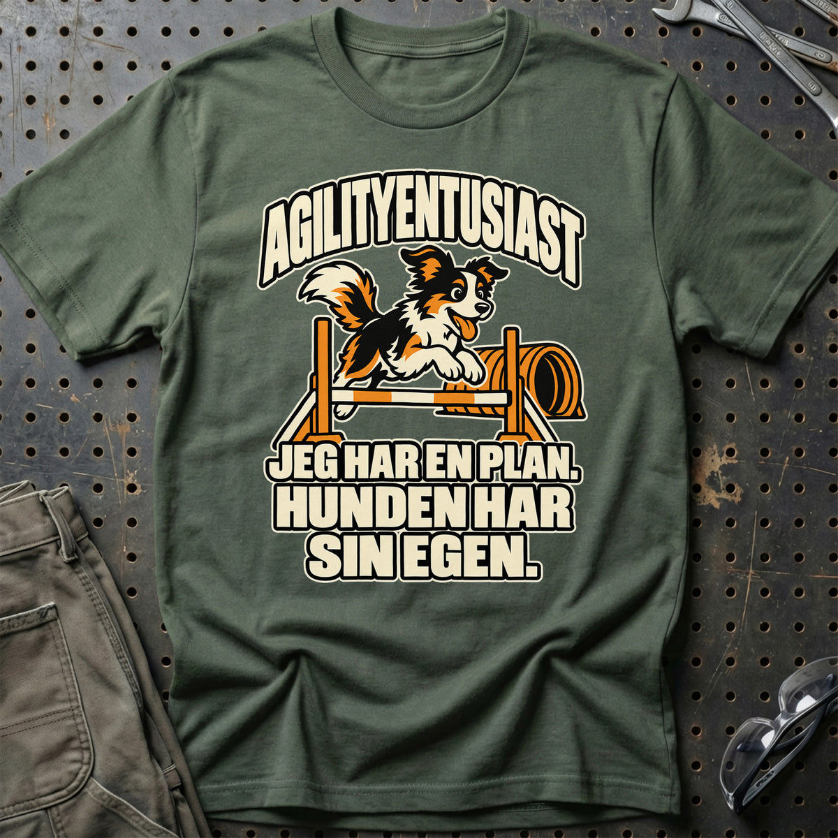 
Agilityentusiast – Jeg har en plan. hunden har sin egen – Unisex T-Shirt – Grøn Militær