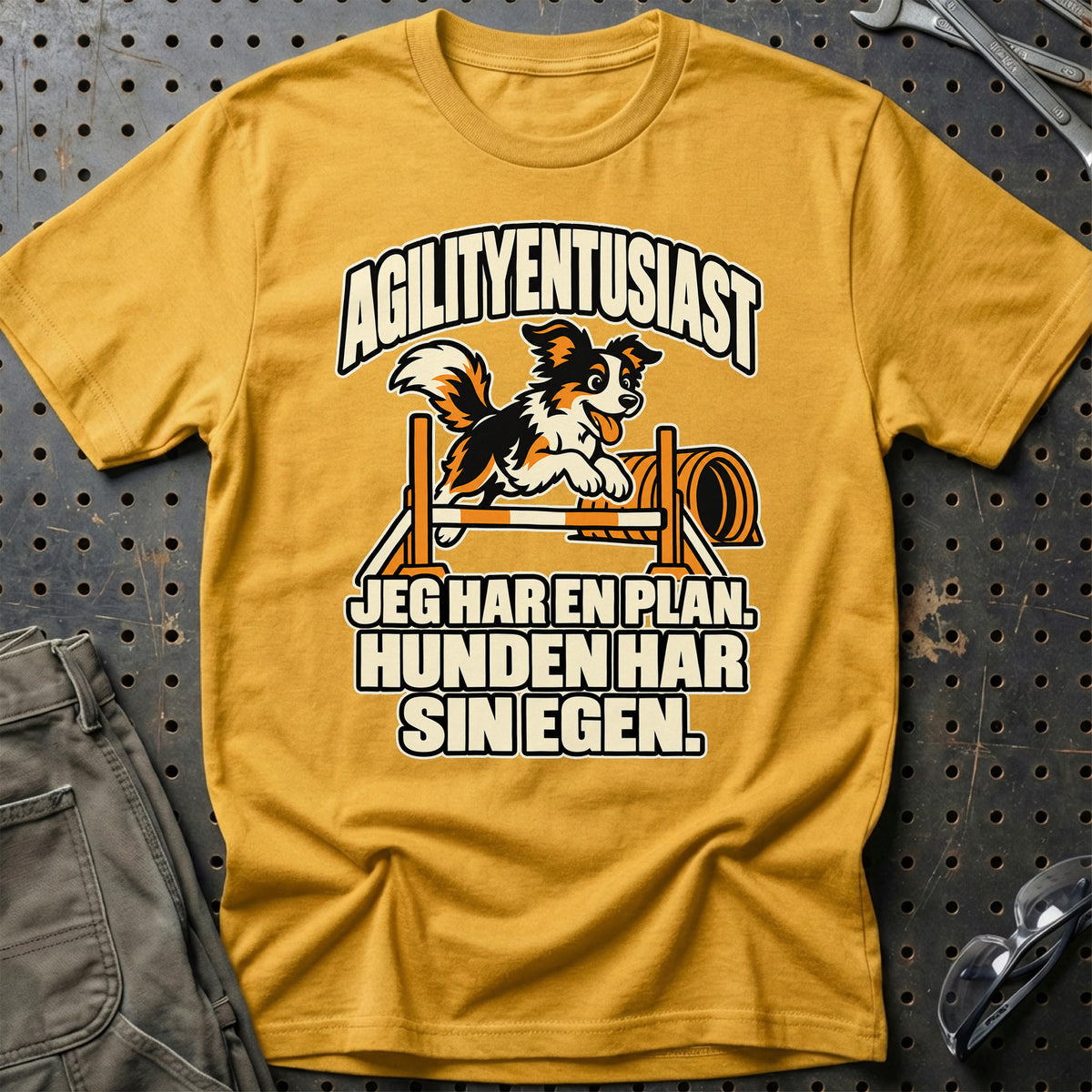 
Agilityentusiast – Jeg har en plan. hunden har sin egen – Unisex T-Shirt – Guld