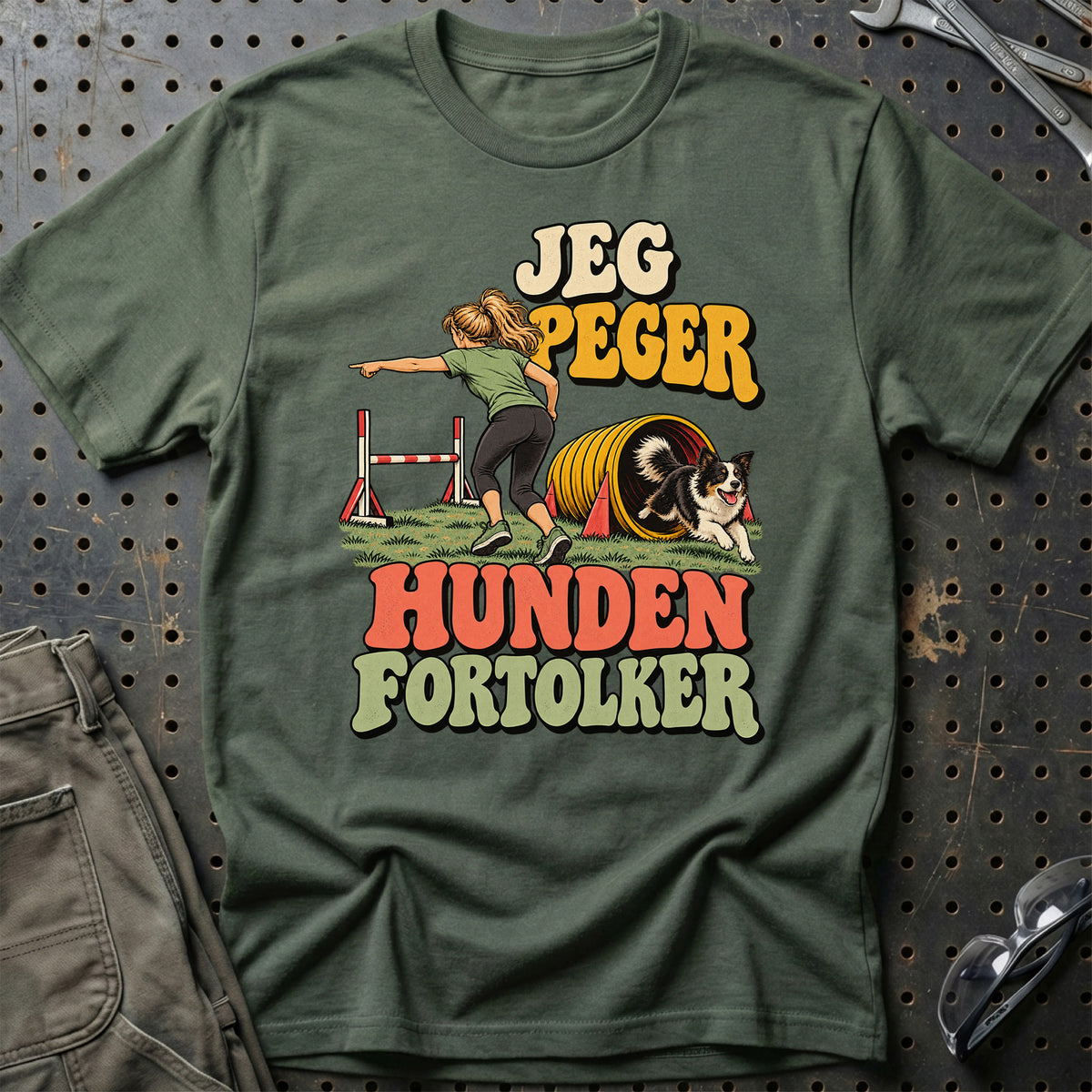 
Agilityentusiast – Jeg peger hunden fortolker – Unisex T-Shirt med tryk foran, farve: Grøn Militær
