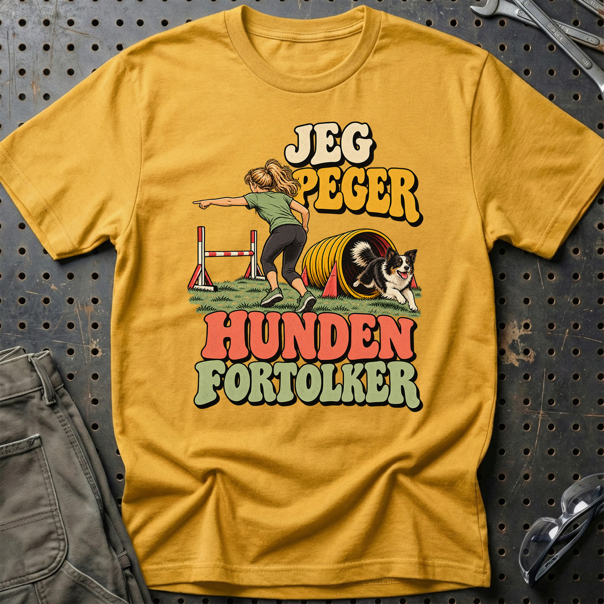 
Agilityentusiast – Jeg peger hunden fortolker – Unisex T-Shirt med tryk foran, farve: Guld
