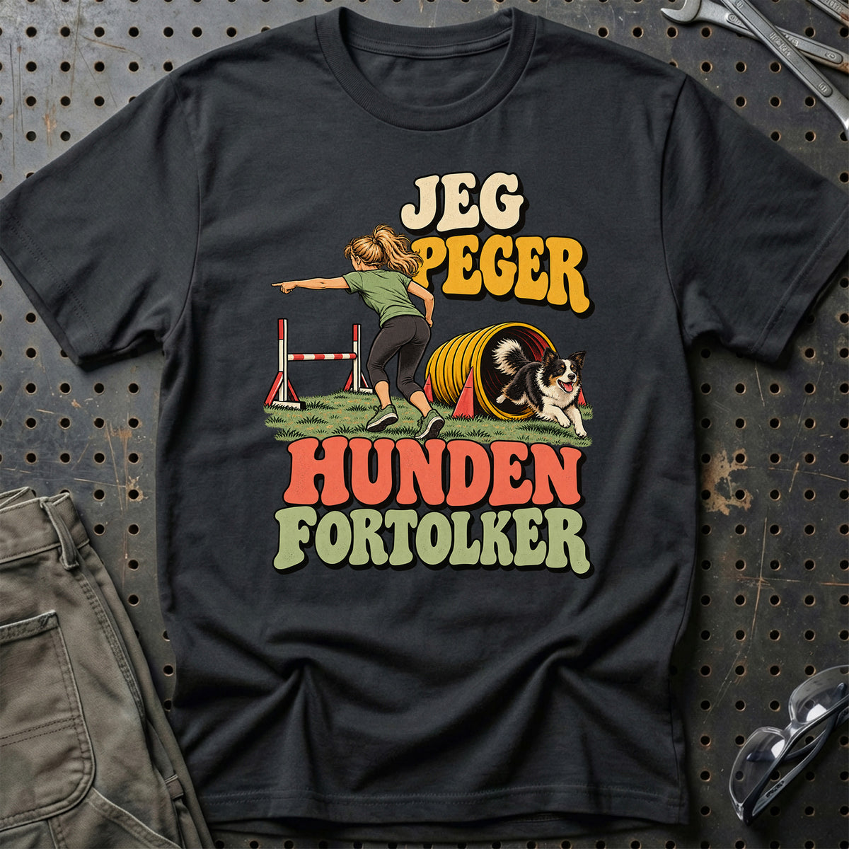 
Agilityentusiast – Jeg peger hunden fortolker – Unisex T-Shirt med tryk foran, farve: Sort