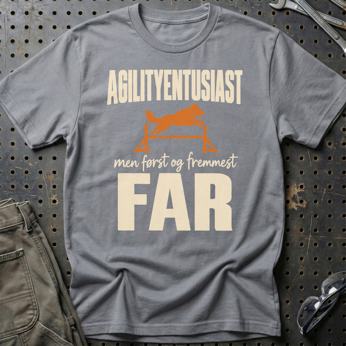 
Agilityentusiast – Men først og fremmest far – Unisex T-Shirt – Grå Sport