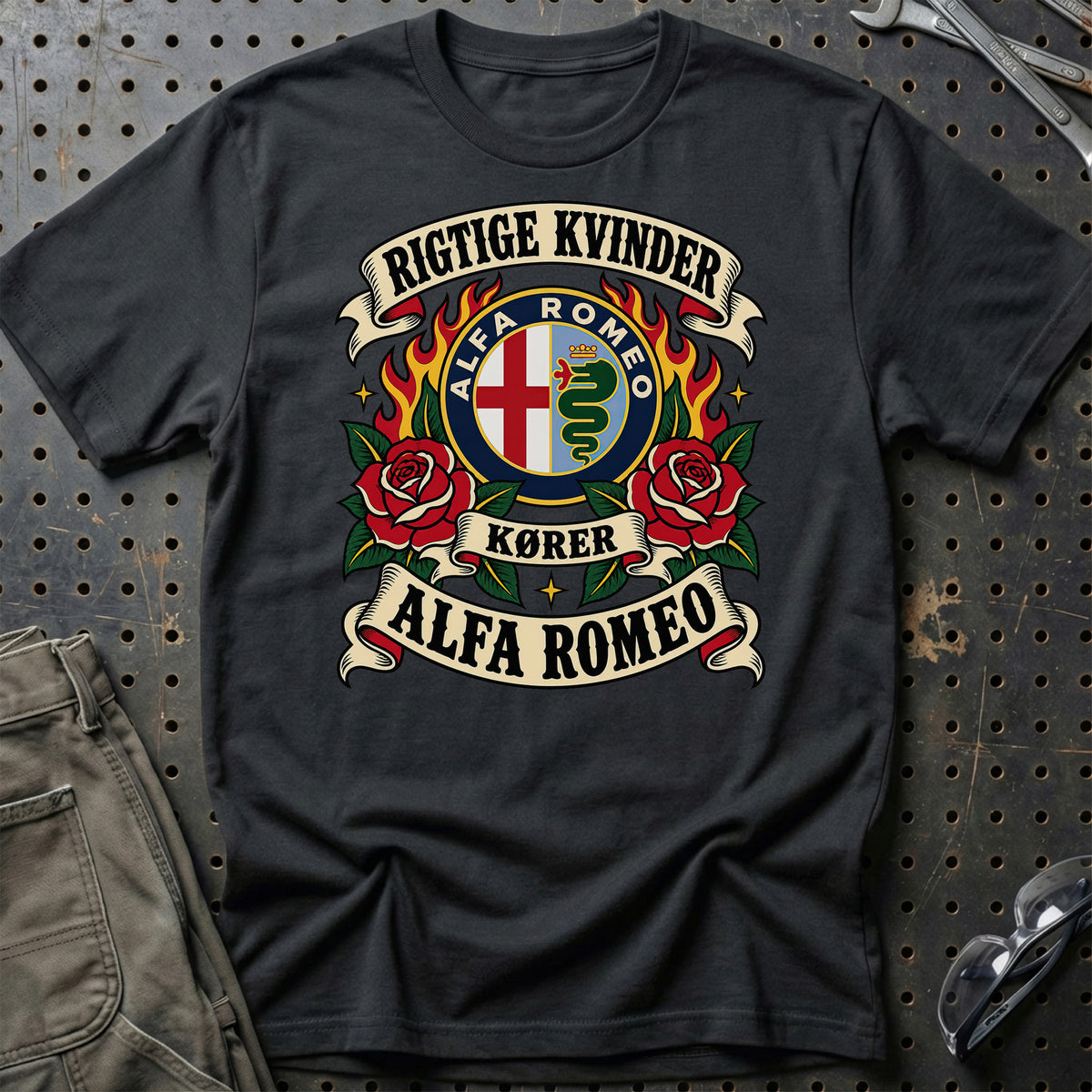 Alfa Romeo Rigtige Kvinder Kører – Roser og Flammer T-Shirt – Sort