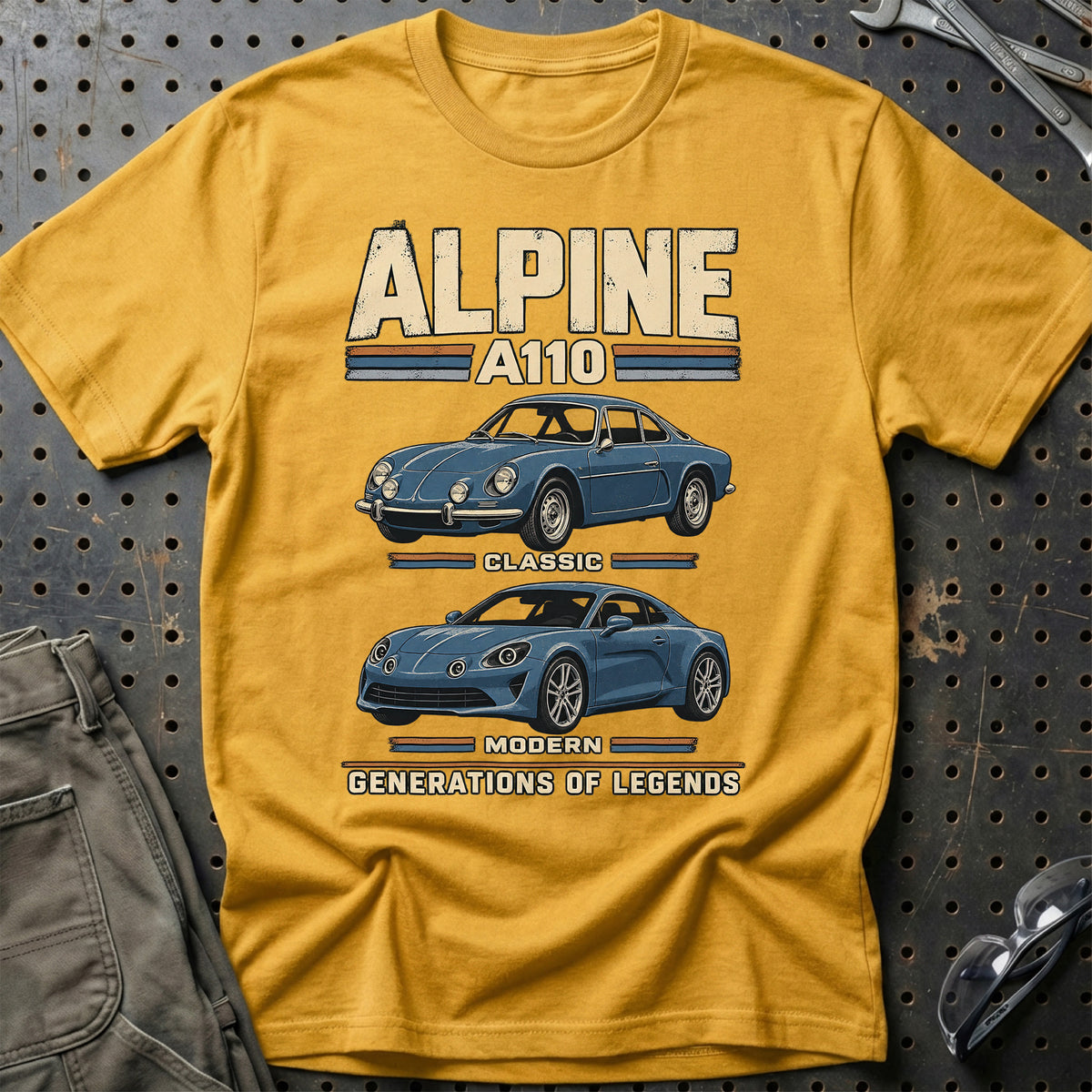 
Alpine A110 – Generations of Legends T-Shirt – Guld