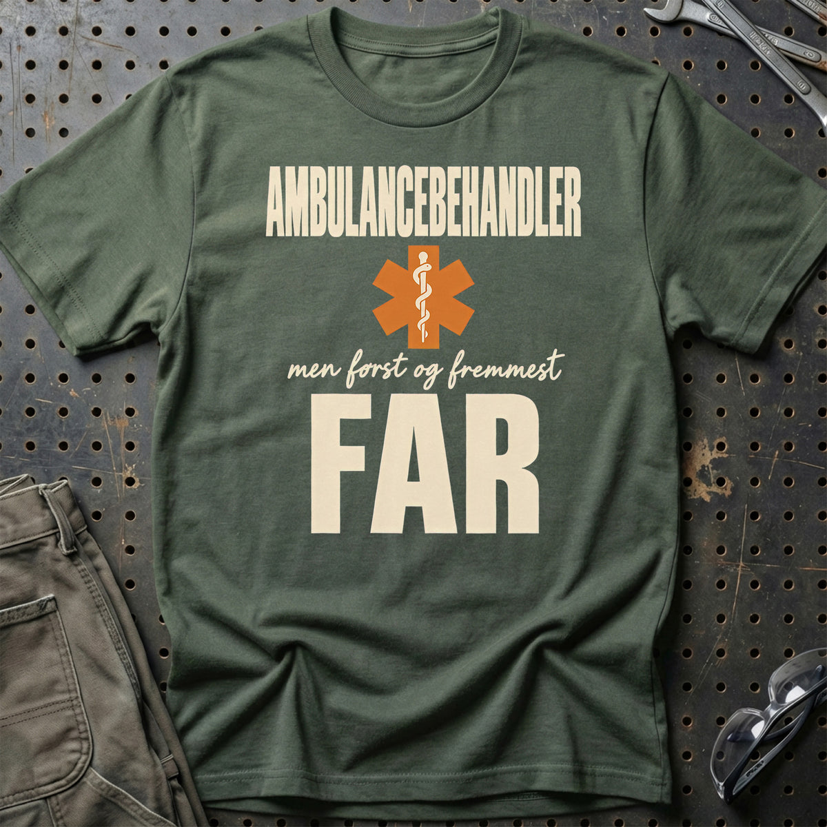 Ambulancebehandler – Men Først Og Fremmest Far T-Shirt – Grøn Militær