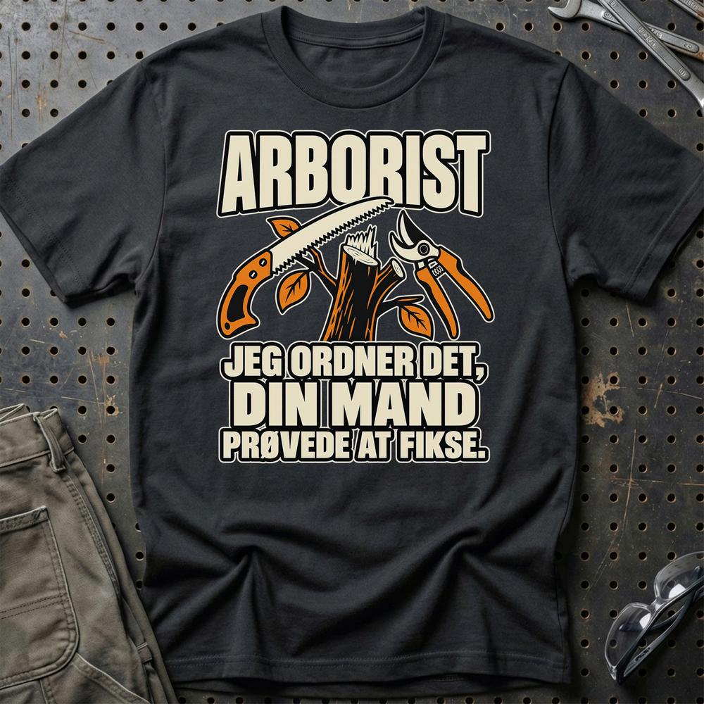 Arborist – Jeg Ordner Det, Din Mand Prøvede At Fikse T-Shirt – Sort